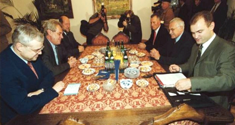 Podpis opoziční smlouvy 12. 7. 1998, Zdroj: Moderní-Dějiny.cz
